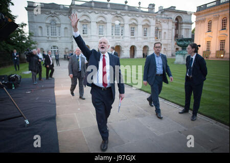 Leader laburista Jeremy Corbyn onde ai sostenitori dopo aver preso parte alla BBC dibattito elettorale ospitato da BBC News presenter Mishal Husain al Senato, Cambridge. Foto Stock