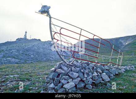 Monumento ai tradizionali cacciatori di tricheco a Capo Dezhnev, Estremo Oriente Russo, la più lontana a est di Eurasia. Foto Stock