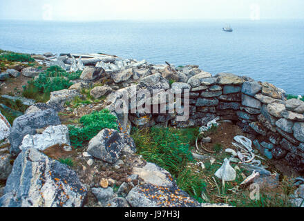 Antica casa di pit rovine a Capo Dezhnev, Estremo Oriente Russo, la più lontana a est di Eurasia. Foto Stock