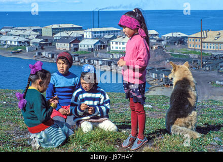 Miscelato gruppo razziale russo di bambini che giocano su una collina sopra il villaggio Yupik di Uelen, Chukotka, Russia in Estremo Oriente. Foto Stock