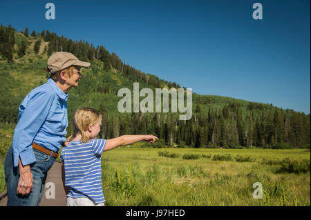 Stati Uniti d'America, Utah, Lake City Girl (4-5) con la nonna in piedi sul Boardwalk da wetland Foto Stock