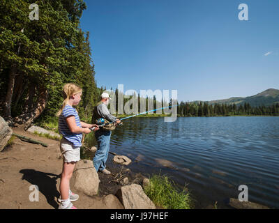 Stati Uniti d'America, Utah, Lake City Girl (4-5) con il nonno di pesca in lago Foto Stock