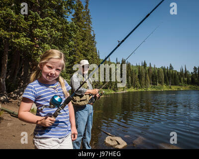 Stati Uniti d'America, Utah, Lake City Girl (4-5) con il nonno di pesca in lago Foto Stock