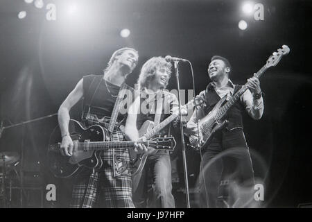 Steve Harley, George Ford e Jo Partridge dell'inglese pop rock band Cockney Rebel, sul palco in Hammersmith London, nel1976. Foto Stock