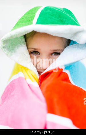 Ritratto di ragazza sorridente (4-5) in una colorata asciugamano Foto Stock