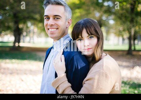 Ritratto di Coppia sorridente in posizione di parcheggio Foto Stock