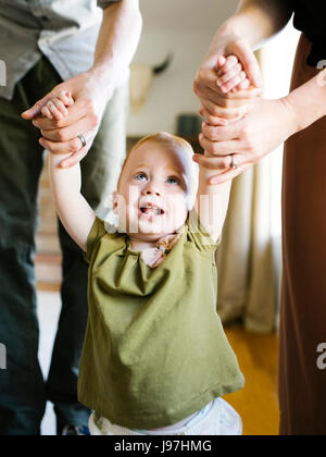 La ragazza (12-17 mesi) ad imparare a camminare Foto Stock