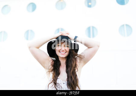 Donna allegra in black hat Foto Stock