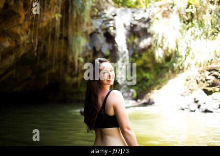 Isole dei Caraibi, Saint Lucia, donna dalla cascata Foto Stock