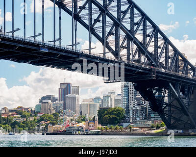 Australia, Nuovo Galles del Sud di Sydney, il ponte e lo skyline in background Foto Stock