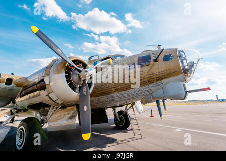 Ripristinato bombardiere della seconda guerra mondiale, un B-17 Flying Fortress, sul display statico a Montgomery, Alabama airport, parte di un museo di volo sul banco. Foto Stock