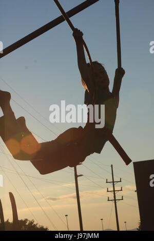 Sagome di ragazze saltando su trampolini; bungee jumping Foto Stock