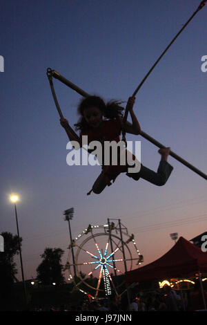 Sagome di ragazze saltando su trampolini; bungee jumping Foto Stock