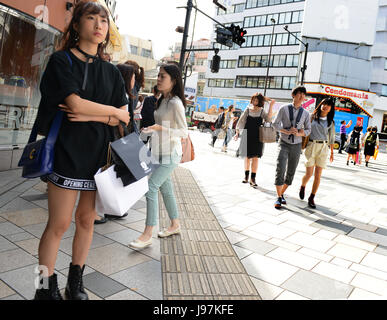 Pedoni che attraversano il quartiere alla moda di Omotesando street nel centro di Tokyo Foto Stock