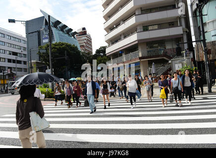 Pedoni che attraversano il quartiere alla moda di Omotesando street nel centro di Tokyo Foto Stock