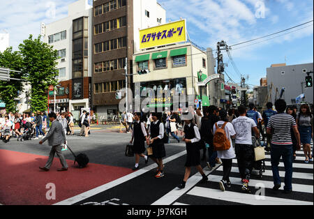 Pedoni che attraversano il quartiere alla moda di Omotesando street nel centro di Tokyo Foto Stock