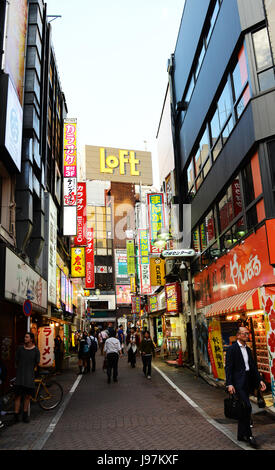 Shibuya è molto popolare di shopping , il divertimento e la zona di vita notturna a Tokyo in Giappone. Foto Stock