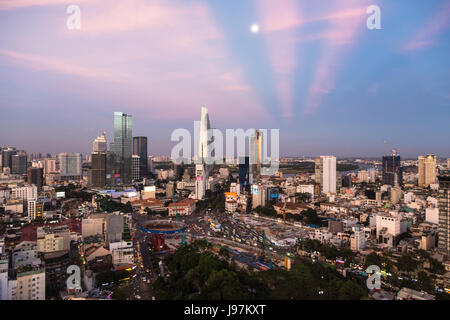 Il sole tramonta sopra la città di Ho Chi Minh skyline che mescolare il coloniale e il quartiere degli affari in Vietnam più grande città, precedentemente denominato Saigon. Foto Stock