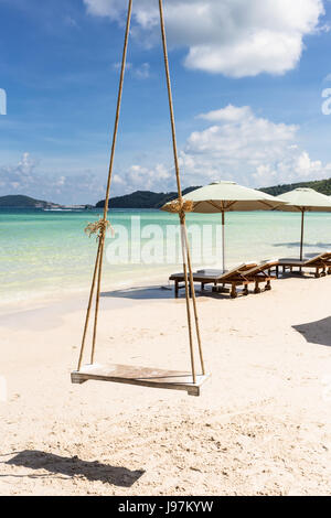Swing attaccato a un albero di palma nell'idilliaco Bai Sao beach nell'isola di Phu Quoc in Vietnam nel Golfo della Thailandia. Foto Stock