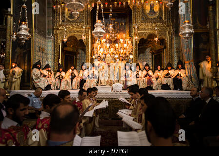 Il Patriarca Armeno di Gerusalemme, Nourhan Manougian, conduce una speciale Giovedì Santo la santa Messa nella Cattedrale di San Giacomo nella città vecchia di Gerusalemme, 17 aprile 2014. Il rituale commemora Gesù di lavaggio i piedi ai discepoli dopo l'Ultima Cena, la notte brefore il suo arresto e la crocifissione. Foto Stock