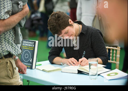 Economista kate raworth autore di ciambella economia libro firma presso il bookshop a hay festival 2017 Hay-on-Wye powys wales uk Foto Stock