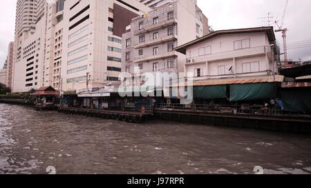 Khlong Saen Saep (Saen Saep Canal) Expres barca Bobe stazione mercato Bangkok in Thailandia Foto Stock