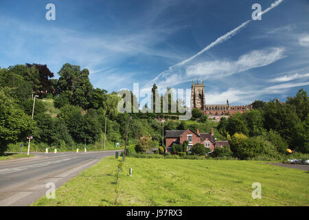 Avvicinando Market Drayton, Shropshire, da sud con la chiesa visibile sul punto più alto della città Foto Stock