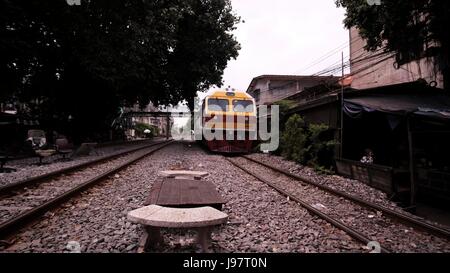 Treno in avvicinamento entrando in stazione ferroviaria Hua Lamphong Bangkok in Thailandia Foto Stock