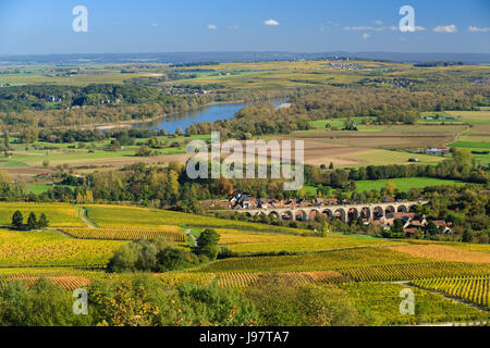 Francia, Cher, Menetreol-sous-Sancerre, il villaggio e il suo viadotto, Sancerre AOC vigneti in autunno, la Loira e al di là di Pouilly-sur-Loire Foto Stock