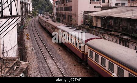 Treno in avvicinamento entrando in stazione ferroviaria Hua Lamphong Bangkok in Thailandia Foto Stock