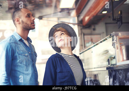 Paio di ordinazione da un camion di cibo Foto Stock