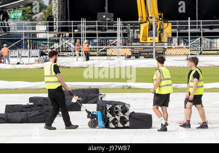 Le preparazioni avvengono a Emirates Old Trafford cricket ground davanti a Ariana grande di un amore concerto di Manchester in questo fine settimana. Foto Stock