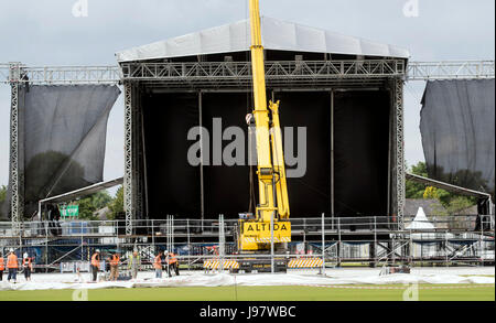 Le preparazioni avvengono a Emirates Old Trafford cricket ground davanti a Ariana grande di un amore concerto di Manchester in questo fine settimana. Foto Stock