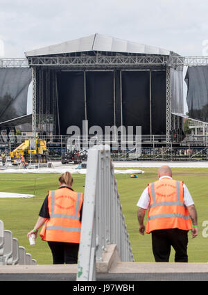 Le preparazioni avvengono a Emirates Old Trafford cricket ground davanti a Ariana grande di un amore concerto di Manchester in questo fine settimana. Foto Stock