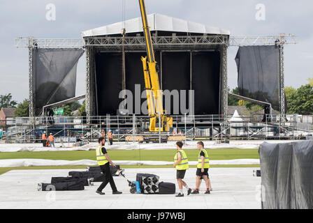 Le preparazioni avvengono a Emirates Old Trafford cricket ground davanti a Ariana grande di un amore concerto di Manchester in questo fine settimana. Foto Stock