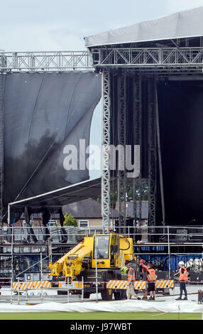 Le preparazioni avvengono a Emirates Old Trafford cricket ground davanti a Ariana grande di un amore concerto di Manchester in questo fine settimana. Foto Stock