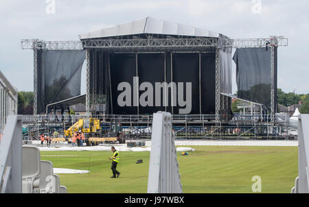 Le preparazioni avvengono a Emirates Old Trafford cricket ground davanti a Ariana grande di un amore concerto di Manchester in questo fine settimana. Foto Stock