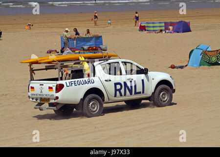 RNLI bagnini di pattugliamento Cornish Beanch Foto Stock