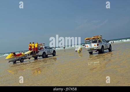 RNLI bagnini di pattugliamento Cornish Beanch Foto Stock