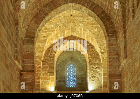 Semplici pareti di pietra e archi e una in stile arabo nella finestra della cappella reale (Cappella Palatina del Palazzo dei Normanni (Palazzo dei Normanni) Foto Stock