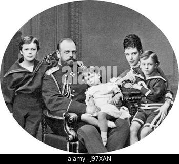 Questa fotografia storica mostra lo zar Alessandro III di Russia con sua moglie, Maria Feodorovna, e i loro tre figli maggiori. Riflette la vita della famiglia imperiale russa all'inizio del XX secolo. Foto Stock