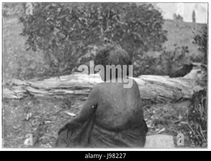 Questa illustrazione mostra una donna Kurnai, che rappresenta una delle tante tribù native del sud-est dell'Australia. I Kurnai erano noti per le loro ricche tradizioni culturali e la loro storia all'interno della comunità indigena australiana. Foto Stock