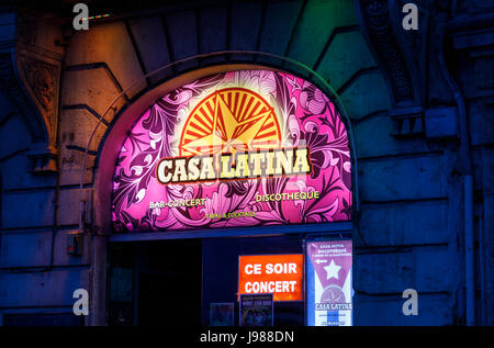 Illuminate l'entrata segno di notte di Casa Latina, un concerto, tapas e cocktail bar e discoteca in Bordeaux, a sud-ovest della Francia Foto Stock