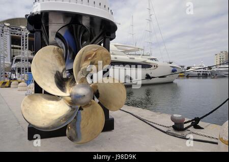 Viareggio (Toscana, Italia), cantieri navali Benetti, costruzione di grandi yacht di lusso Foto Stock
