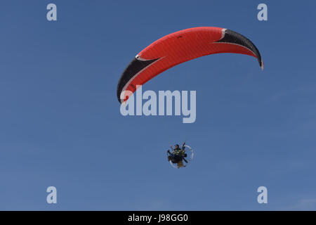 Parapendio sul paraplan motorizzato sul cielo blu su 16 maggio 2017 sulla costa Catalana in Spagna Foto Stock