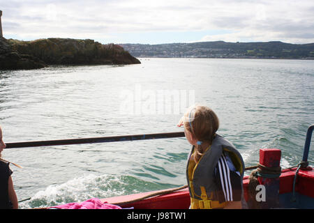 Bambina godendo di un viaggio in barca dal porto di Howth in Irlanda con gli occhi in Dublino Irlanda la baia di Dublino howth pier Foto Stock