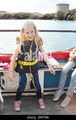 Bambina godendo di un viaggio in barca dal porto di Howth in Irlanda con gli occhi in Dublino Irlanda Foto Stock