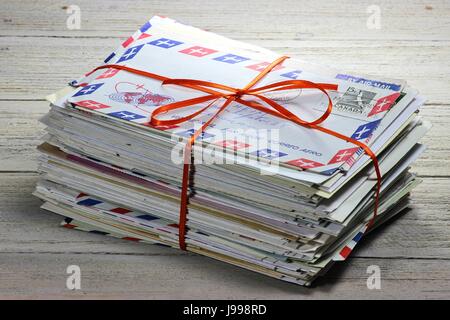 Bundle di vecchie lettere sullo sfondo di legno Foto Stock