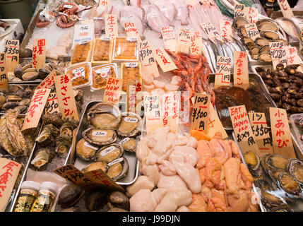 Il pesce per la vendita - Kyoto mercato Nishiki Giappone Foto Stock