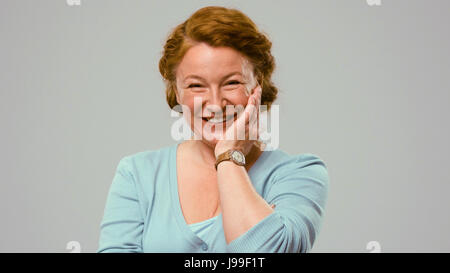 Metà di età attrice mostrare le emozioni di affetto. Foto Stock